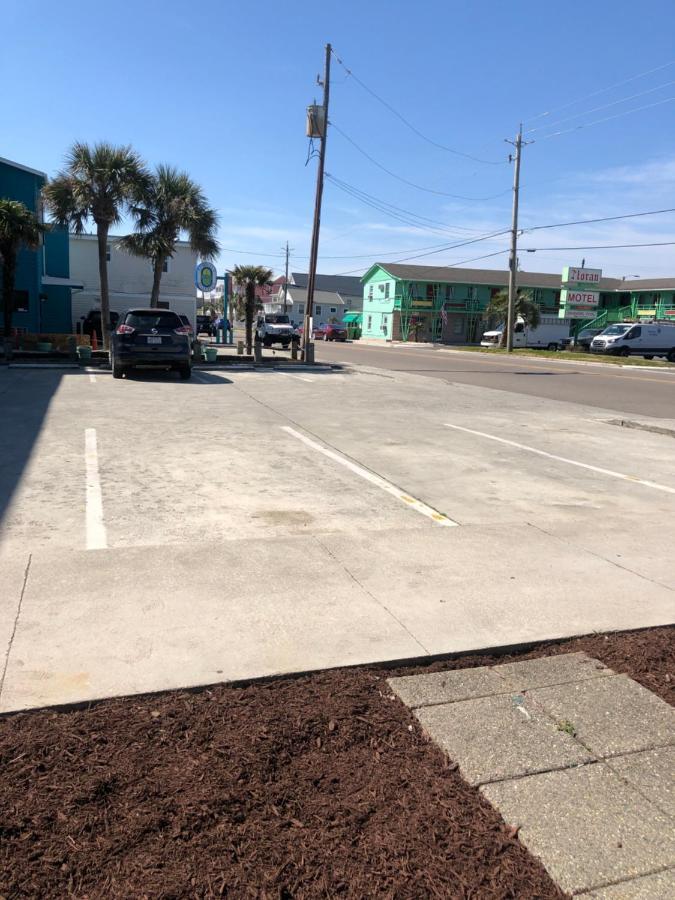Admiral'S Quarters Motel Kure Beach Exterior photo